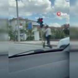 Scooter sürücüsünü kural ihlalleri kazaya neden oldu! Korkunç anlar böyle görüntülendi