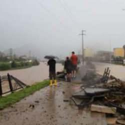 Trabzon'un Araklı il&ccedil;esinde şiddetli yağış etkili oluyor