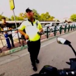 Trafik polisinin motosikletli gen&ccedil; ile diyaloğu g&uuml;ld&uuml;rd&uuml;! Onu sevmiyin mi?