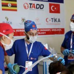 Türk gönüllü sağlık ekibi Uganda'da tedavilere ve ameliyatlara devam ediyor