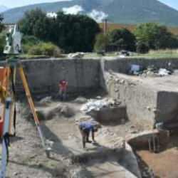 Ulucak Höyüğü'nde sapı kemikten, ucu çakmak taşından 7 bin 800 yıllık 'orak' bulundu