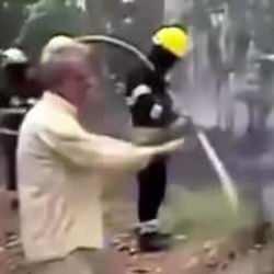 Yangınlarla mücadele eden Portekiz'de ilginç görüntü: İzmaritini ormanlık alana attı