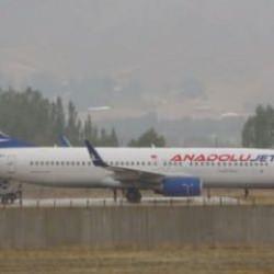 Yolcu uçağı pistten çıktı