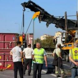 Avcılar D-100 Karayolunda TIR devrildi; yan yol trafiğe kapatıldı