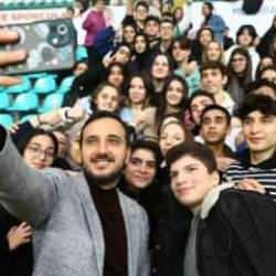 Bağcılar Belediyesi'nden üniversiteyi kazanan öğrencilere 10 bin TL ödül