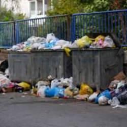 CHP'li belediyede toplanmayan &ccedil;&ouml;pler k&ouml;t&uuml; koku ve kirlilik oluşturdu