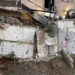 İstanbul'da temel kazma &ccedil;alışmasında istinat duvarı &ccedil;&ouml;kt&uuml;