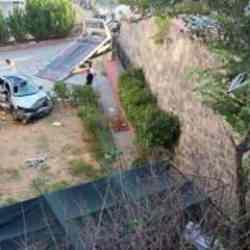 Otomobil 10 metreden apartmanın bah&ccedil;esine d&uuml;şt&uuml;! İşte o anlar