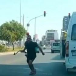 Minib&uuml;s şof&ouml;r&uuml;nden trafikte ara&ccedil; s&uuml;r&uuml;c&uuml;s&uuml;ne halatlı saldırı