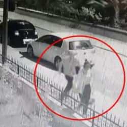 Tokat'ta korkun&ccedil; anlar: Yolda y&uuml;r&uuml;yen kadına bı&ccedil;aklı saldırı kamerada