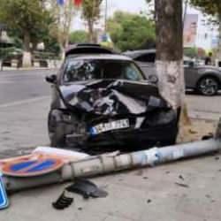 Kadık&ouml;y'de kaza! Direğe &ccedil;arptı