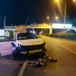 Başıboş k&ouml;peklere &ccedil;arpmamak i&ccedil;in manevra yaptı: 1 ağır yaralı!