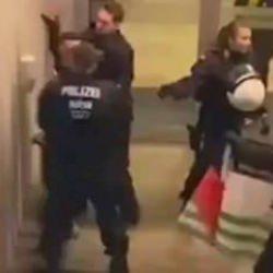 Alman polisi haddini aştı! Filistin bayrağı taşıyan taraftara darp
