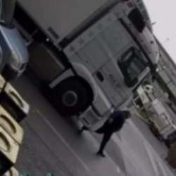 Bayrampaşa'da yolun karşısına ge&ccedil;meye &ccedil;alışan adam kamyonun altında kaldı