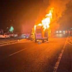 Diyarbakır'da kafa kafaya çarpışan kamyonet ile minibüs alev aldı: 11 yaralı
