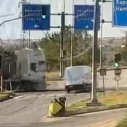 Kırmızı ışık ihlali kaza getirdi! Tır dehşeti kamerada