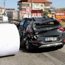 Manisa&rsquo;da tırdan d&uuml;şen kağıt bobini otomobile &ccedil;arptı