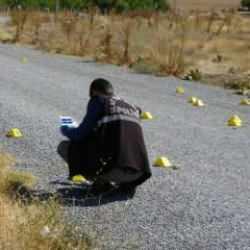 Mezarlıkta &ccedil;atışma: Kurşunlar havada u&ccedil;uştu!