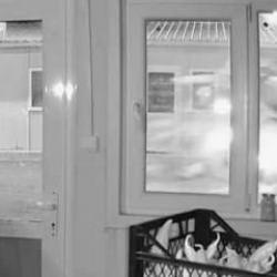 Otomobil, prefabrik iş yerini par&ccedil;aladı! Feci kaza anı kamerada