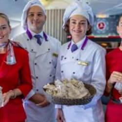 THY, dünyanın ilk ekmeğini yolculara ikram etti