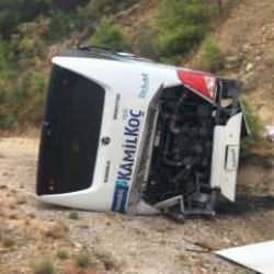 Yolcu otob&uuml;s&uuml; şarampole devrildi