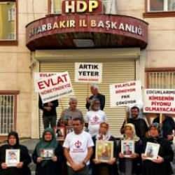 Diyarbakır anneleri iddialara rest &ccedil;ekti: Kefenimizi cebimize koyduk da geldik