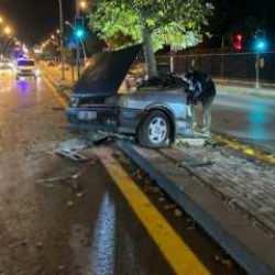 Kaza yapan otomobilin yarısı karşı şeride geçti!