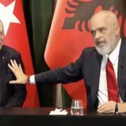 Rama'nın hareketi basın toplantısına damga vurdu: Hemen açıklama yaptı!