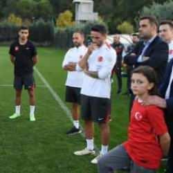 TFF Başkanı Hacıosmanoğlu, Ümit Milli Takım'la buluştu