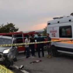 Van'da hafif ticari ara&ccedil; ile &ccedil;&ouml;p kamyoneti &ccedil;arpıştı: 1 &ouml;l&uuml;, 4 yaralı