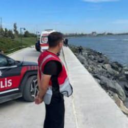 Zeytinburnu'nda denize giren &ccedil;ocuk kayboldu