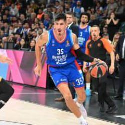 Anadolu Efes, EuroLeague'de 2 sayıyla kazandı