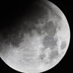 Ay'ın karanlık yüzünün altında gizemli keşif