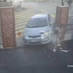 Aynı okulda ikinci kaza! El freni &ccedil;ekilmeyen otomobil bah&ccedil;e kapısından girdi