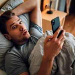 'Bir şey olmaz' demeyin! Telefonunuzu yatağa almanın gizli bir riski ortaya çıktı!