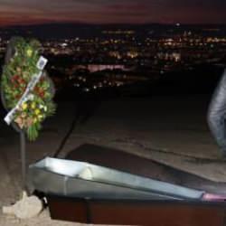 Boş arazinin ortasına bıraktılar! Üzerindeki yazı ekipleri harekete geçirdi!