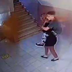 Deprem anında annenin engelli oğlunu sırtında taşıması güvenlik kamerasında