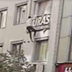 Deprem anında korkan bir vatandaş balkondan atlamaya çalıştı