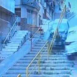 Facia ucuz atlatıldı! Kontrolden &ccedil;ıkan otomobil korku sa&ccedil;tı