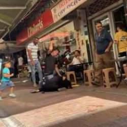 Hamile kadını sokak ortasında demir &ccedil;ubukla d&ouml;vd&uuml;, tahliye edildi: Flaş gelişme!