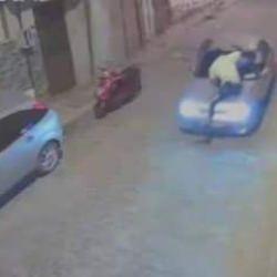 İzmir'de akılalmaz olay! Polisi 300 metre kaputun &uuml;zerinde g&ouml;t&uuml;rd&uuml;