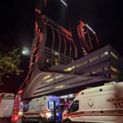 İzmir'de çok katlı binada çıkan yangın söndürüldü