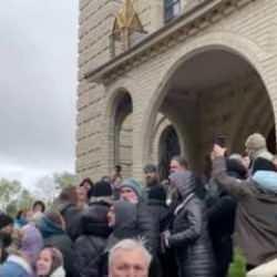 Katedralde silahlar konuştu, cemaatler birbirine girdi