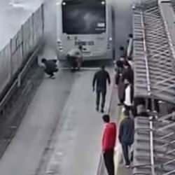 Metrobüs bir anda alev aldı! Yaşanan panik anları kamerada