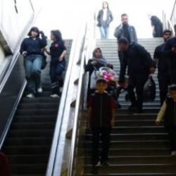 Taksim Metrosu'nda y&uuml;r&uuml;yen merdivenler &ccedil;alışmıyor! Vatandaş sert tepki g&ouml;sterdi
