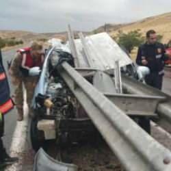 Van'da feci kaza! Bariyerlere saplanan otomobilden sağ &ccedil;ıktı