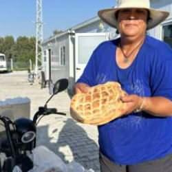 Fedakar anne evladı için kapı kapı dolaşıp ekmek satıyor! 