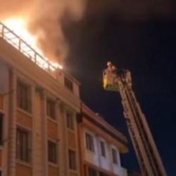Alevler geceyi aydınlattı: İstanbul'da 3 katlı binada korkutan yangın!