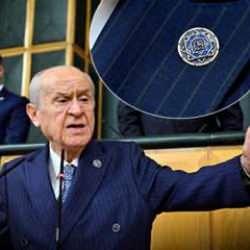 Bahçeli'nin tarihi konuşmasında dikkat çeken yüzük ve rozet detayı! Ne anlama geliyor?