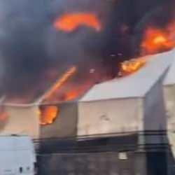 Gaziosmanpaşa'da halı sahada çıkan yangın söndürüldü